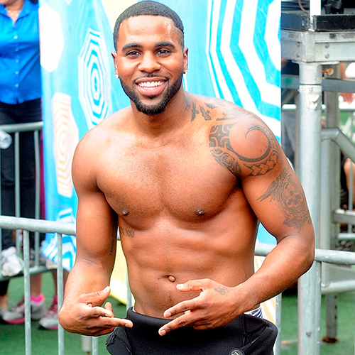 Jason Derulo sem camisa sorrindo