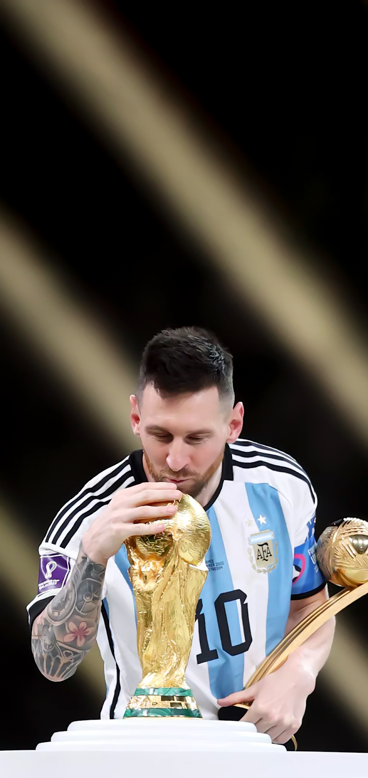 Messi kissing world cup wallpaper