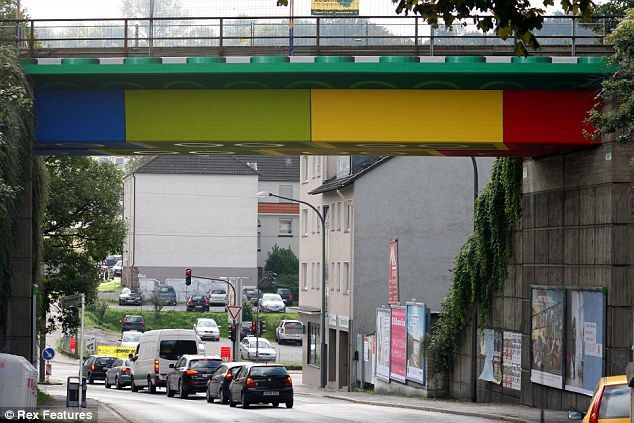 Keren! Jembatan Ini Terbuat Dari Lego! [ www.BlogApaAja.com ]