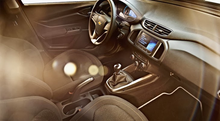 Chevrolet Onix é na Rumo Norte - A partir da versão LT, o Onix tem acabamentos cromados e comodidades como porta revistas e objetos.
