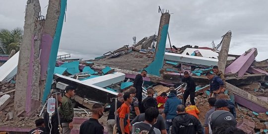 2 Anak Korban Gempa Majene Terjebak Reruntuhan