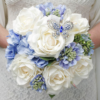 modelo valquiria manuel mota look de novia ramo de novia azul