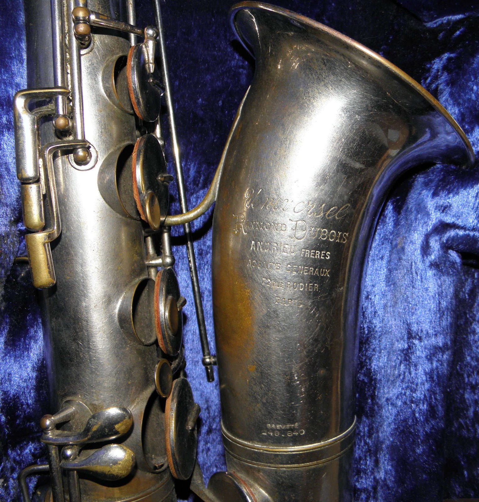 Modèle De Jouet Saxophone Bronze Sur Fond Blanc