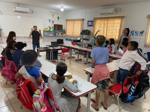 Zacarias Martins animando uma roda de conversa literária