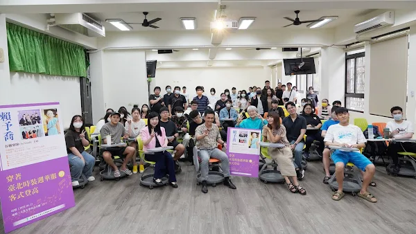 ▲大葉大學通識課邀請金曲獎得主春麵樂隊主唱賴予喬(前排左二)蒞校演講。（大葉大學提供）