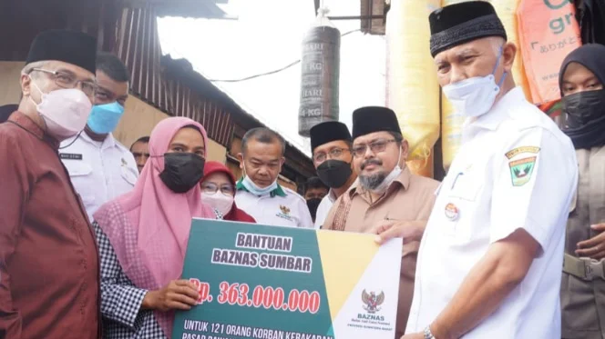 Gubernur Sumbar Salurkan Bantuan Korban Kebakaran Pasar Bawah Bukittinggi