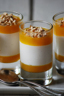 Mousse de yogurt de queso con gelatina de maracuya. Postre especial para diabéticos.