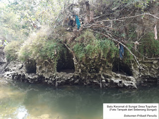 Batu Keramat di Sungai Desa Tuyuhan (Foto Tampak dari Seberang Sungai)