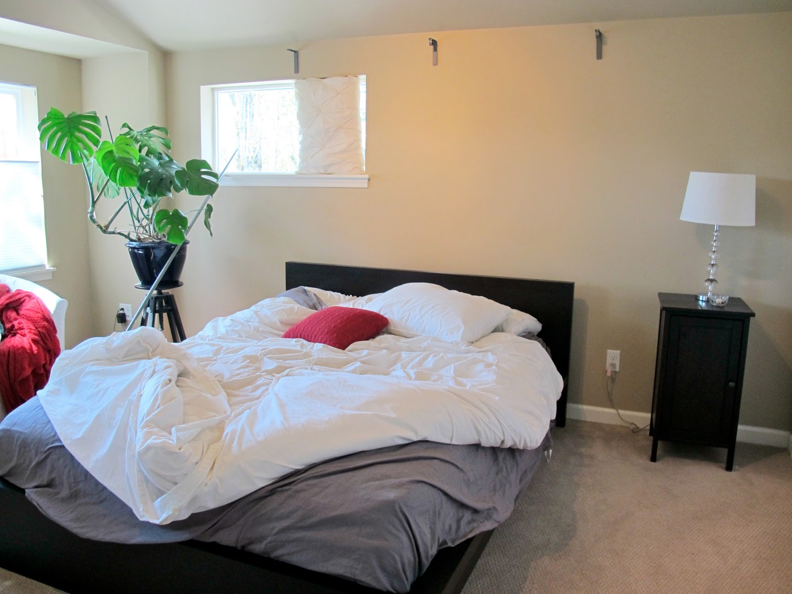 BluKatKraft: Simple Bedroom Makeover: White, Turquoise & Red