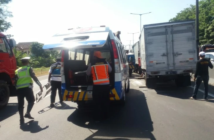 Petugas saat mengevakuasi korban kecelakaan di Tol Waru-Perak Surabaya