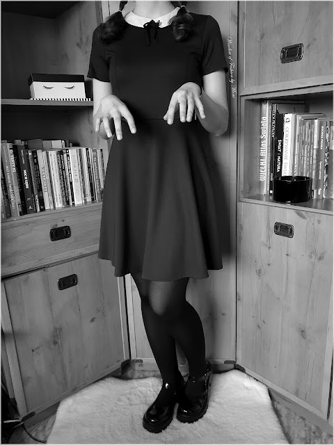 Granatowa sukienka z czarnym kołnierzykiem Reserved, czarne rajstopy Marilyn, czarne lakierowane buty Mary Jane, czarna bransoletka