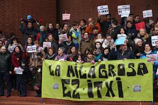 Medio millar de manifestantes protesta por el posible cierre del colegio La Milagrosa