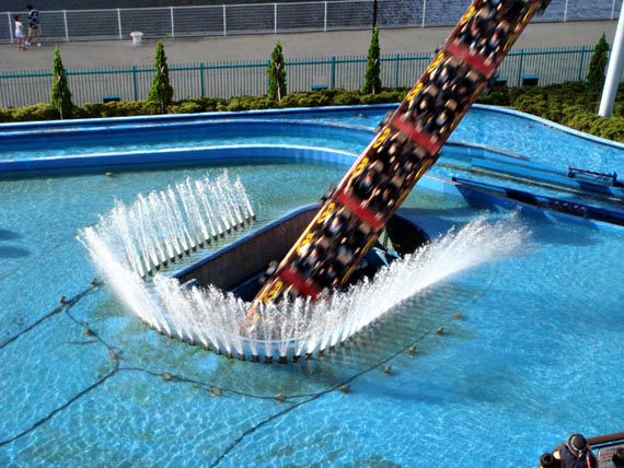 Open Minda: Roller Coaster yang meluncur ke dalam air