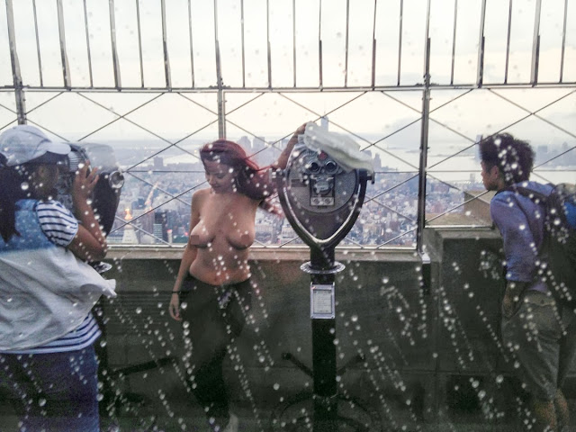 Topless no Empire State Building, rende processo de R$ 2,5 milhões de reais.