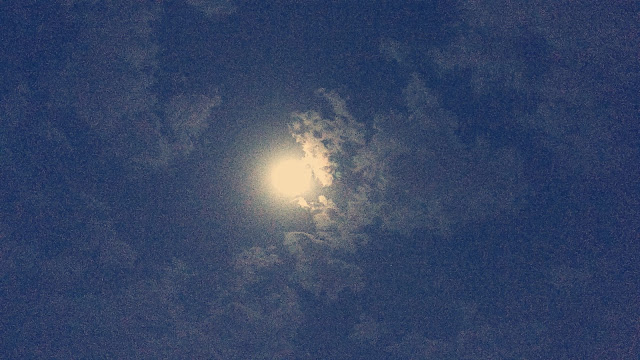 Clouded Sky with Moonlight HD Pictures