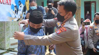 Berikan Bantuan Alat Perlengkapan Sekolah, Kapolda Banten Tinjau Pembelajaran Tatap Muka di Pandeglang..