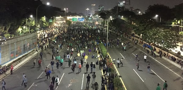 Makin Malam, Massa Kuasai Jalan Tol Dalam Kota