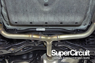 The SUPERCIRCUIT Rear Lower Bar is installed to the Honda CR-V (RW) rear chassis