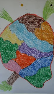 Kolorowa planeta namalowane kredkami przez dzieci.