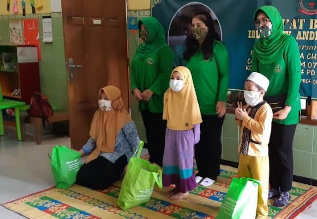 PERSIT DIM SUKOHARJO BAGIKAN SEMBAKO DAN BAKSOS DI TENGAH PANDEMI BERSAMA IBU KASAD