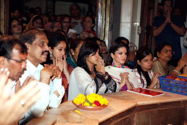 Sunny Leone in Siddhivinayak Temple