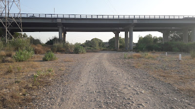Tarragona a Cambrils seguint el GR-92, pont de l'autopista AP-7 paral·lel a la glera del Riu Francolí a Tarragona