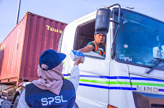 Pelindo Solusi Logistik Sertakan UMKM Bagikan Takjil untuk TKBM dan Masyarakat Sekitar 