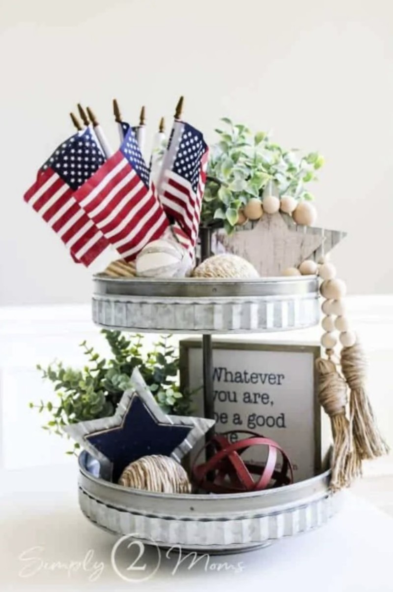 Easy 4th of July Modern Farmhouse Décor - last-minute, simple yet pretty ideas to decorate your home or party on a budget for the 4th of July!