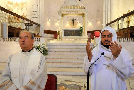 Risultati immagini per imam leggono il corano in chiesa