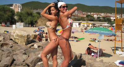 Сървайвърките Ваня Бонева и Силвия Радулова ловуват на плажа