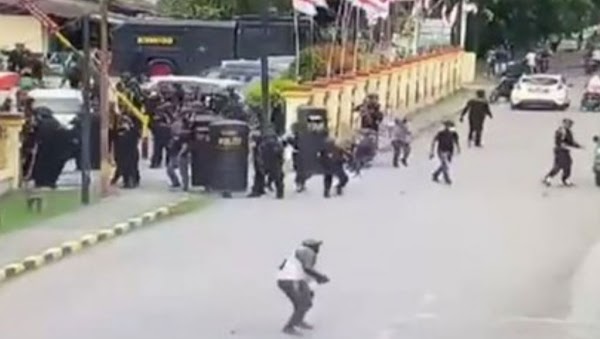 Seorang Pendukung Lukas Enembe Tewas Tertembak karena Serang Petugas di Bandara Sentani