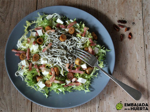 Receta de Ensalada Sebastián de escarola y angulas, con bacon y queso