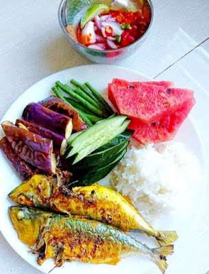 Nasi putih, ikan goreng, terung bakar, timun dan buah tembikai