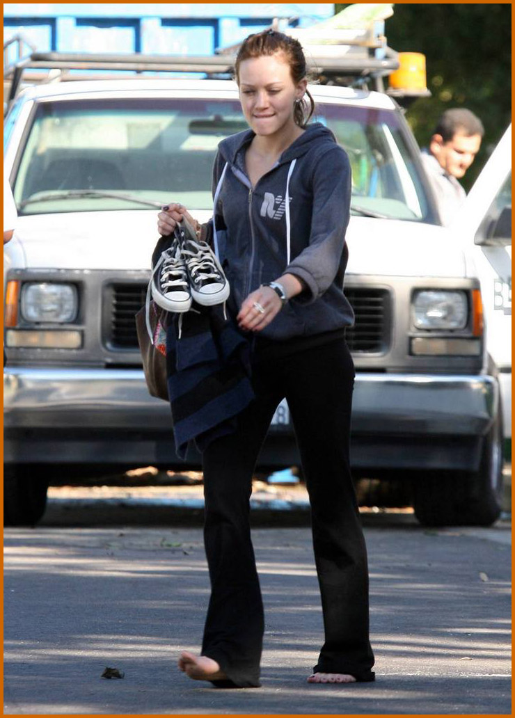 Hilary Duff walking barefoot in a public street