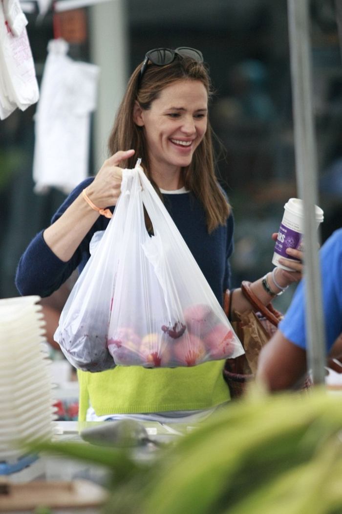 Jennifer Garner at Farmers Market in Pacific Palisades