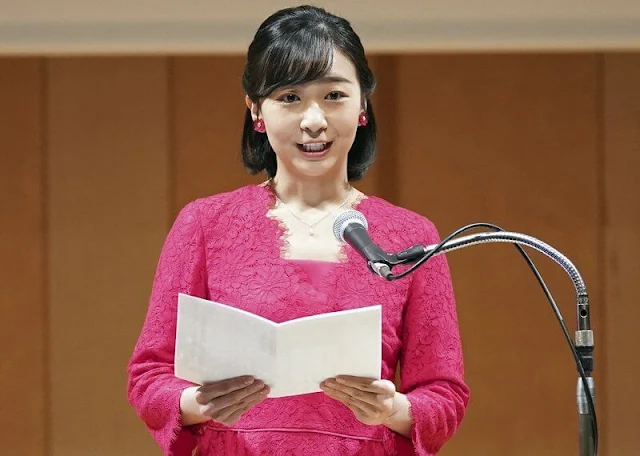 Princess Kako of Japan wore a fuchsia lace v-neck midi dress. gold necklace and red flower earrings. Red leather clutch bag