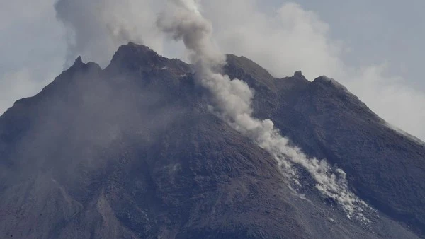 Gunung Merapi Muntahkan 17 Kali Guguran Lava Pijar Pagi Ini