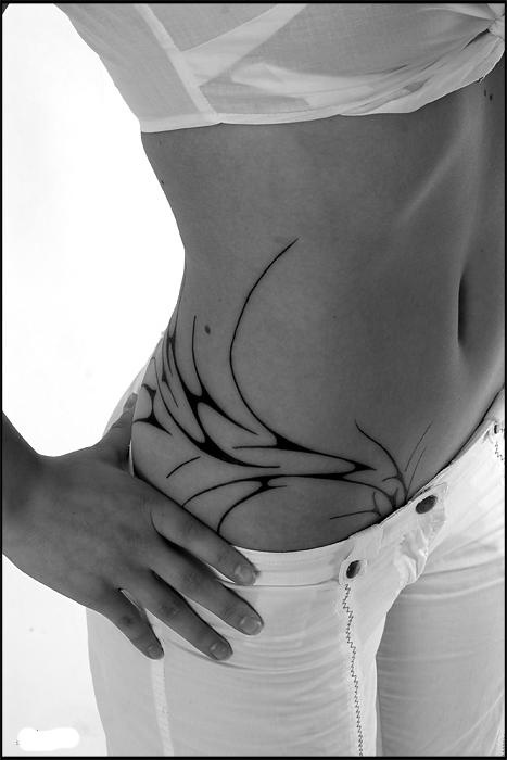 TATTOO TRIBAL EN MUJERES