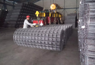 Desain Rumah Industrial: Kombinasi Beton dan Wiremesh