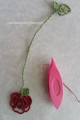 Apples for Auction tatted apple bookmark from wandasknottythoughts 2015-10-27