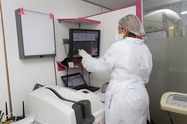 Prefeitura, em parceria com a SESAB, segue com o mutirão de mamografia na Praça Padre Mateus