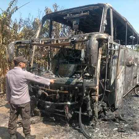 Bus Pariwisata Di Desa Widodaren Kecamatan Widpdaren Ngawi ludes terbakar saat dalam perbaikan