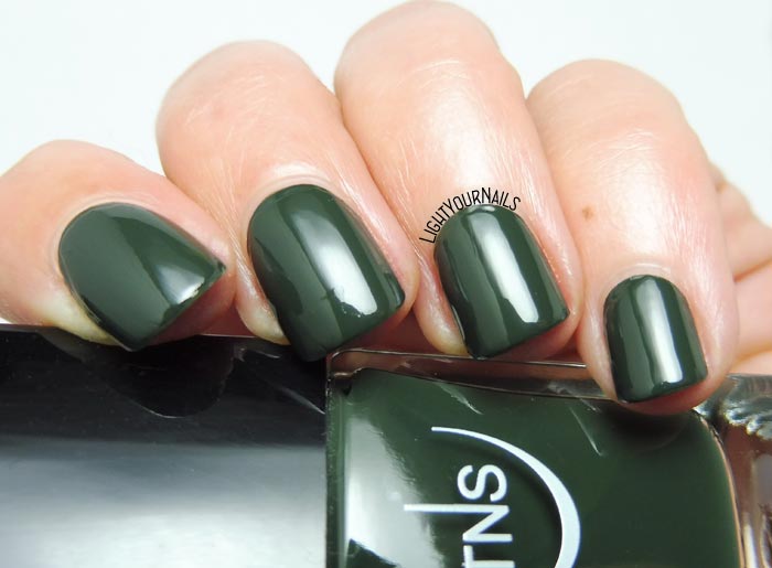 Smalto lacca verde scuro TNS Cosmetics Firenze Foresta dark green creme nail polish #TNSFirenze #TNSCosmetics #TNSGrandTour #lightyournails