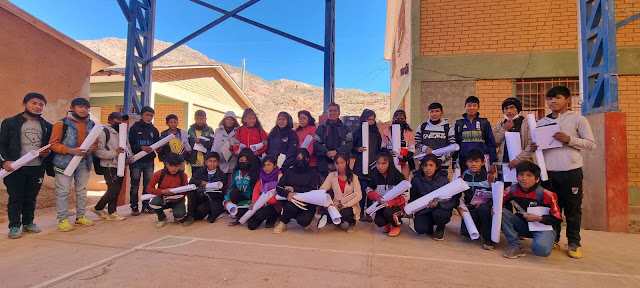 Gestern erhielten fast 350 Schüler der Bildungseinheit Salinas Alta Potosi – Bolivien Schulmaterial. Vielen Dank an die Spender und Segen.