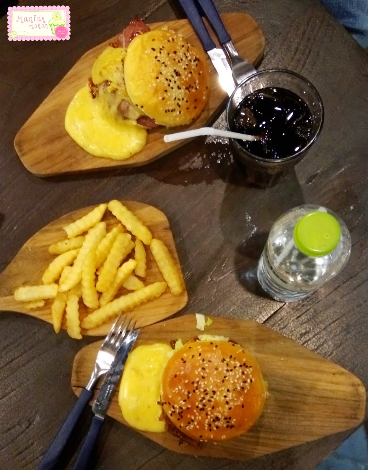  ada beberapa rekomendasi dinner place yang enak buat kalian nih Messy Burger, Solo