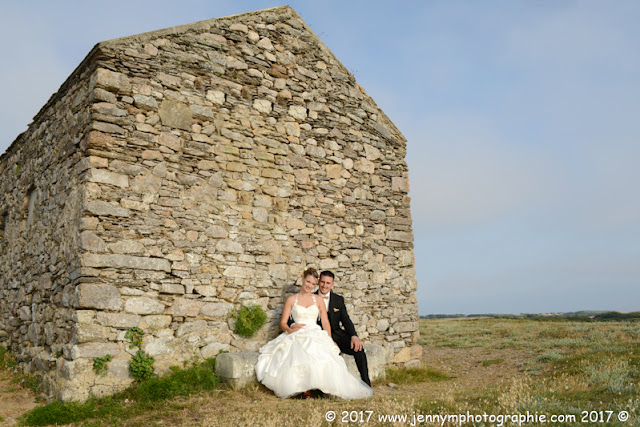 photo mariés assis devant maison en pierre