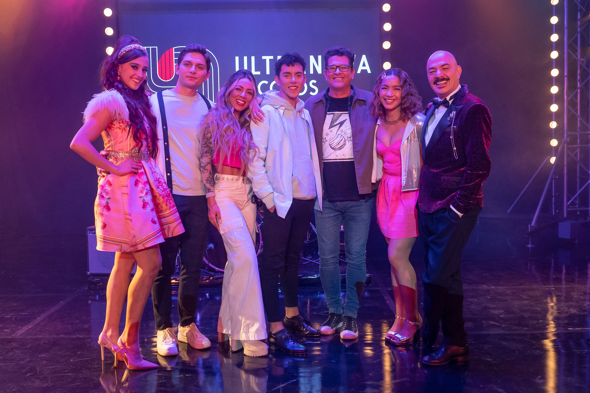 Finalizó el rodaje de El club de los graves, la nueva serie de Disney+ con  canciones originales de Carlos Vives - Más Telenovelas