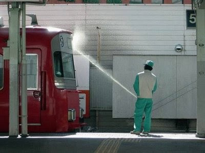 Crazy Funny Photos: Cleaning a Train with Your Big Hose