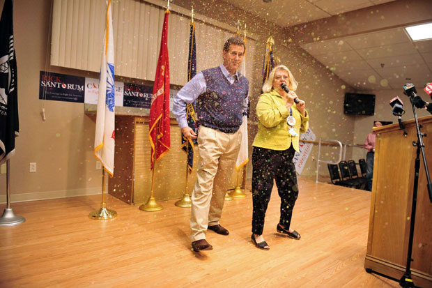 O conservador Rick Santorum recebe a 'bomba de purpurina' durante evento na Flórida (Foto: Octavian Cantilli/Reuters)