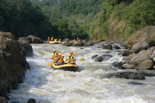 Tantangan Arung Jeram Sungai Citarik, Jawa Barat